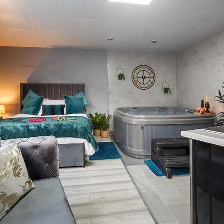 Riverside Studio With Jacuzzi! Sheffield Exterior photo