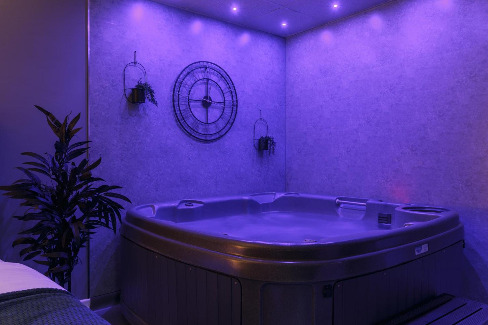 Riverside Studio With Jacuzzi! Sheffield Exterior photo